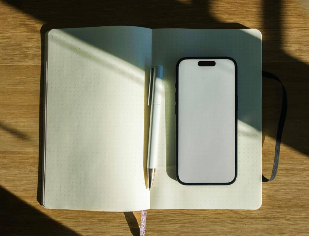 Notebook Smartphone Pen Sunlight Organization screen mockup quick note