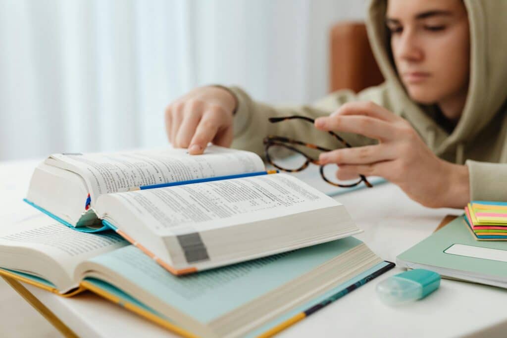 Focused teenager studying with Pomodoro Technique